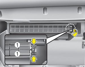 3. Remove the climate control air filter case pulling out the cover.